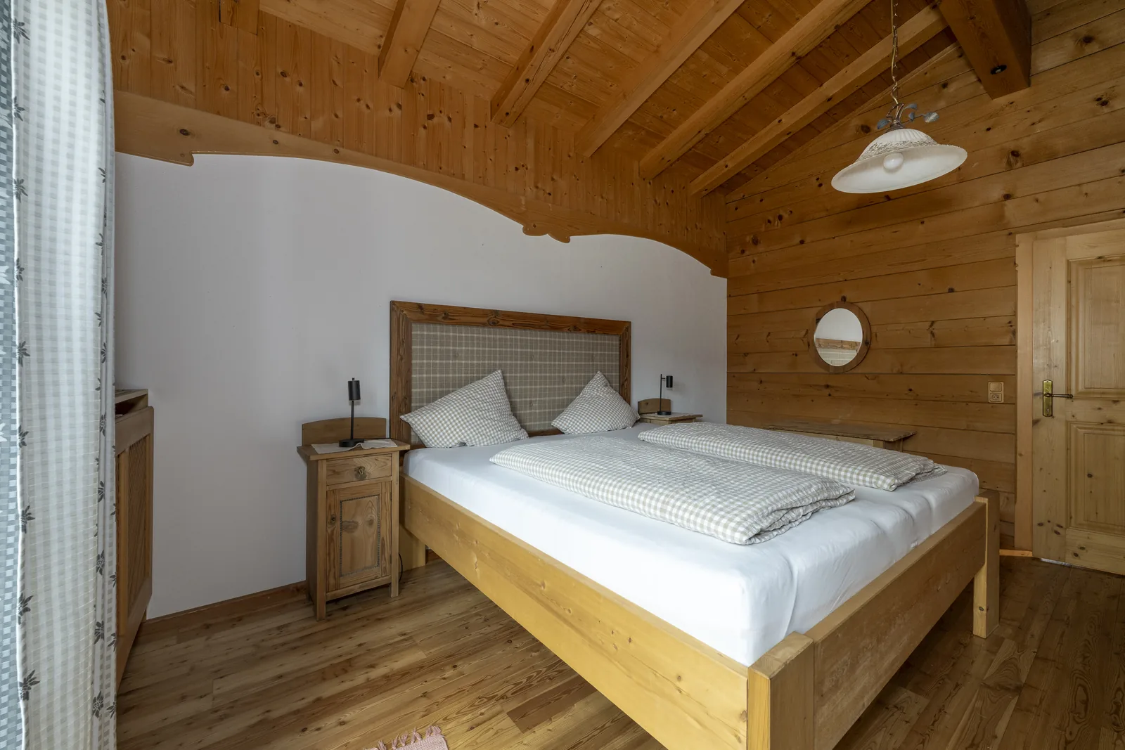 Schlafzimmer mit Zirbenholzbett im Tirolerhaus Obergeschoss