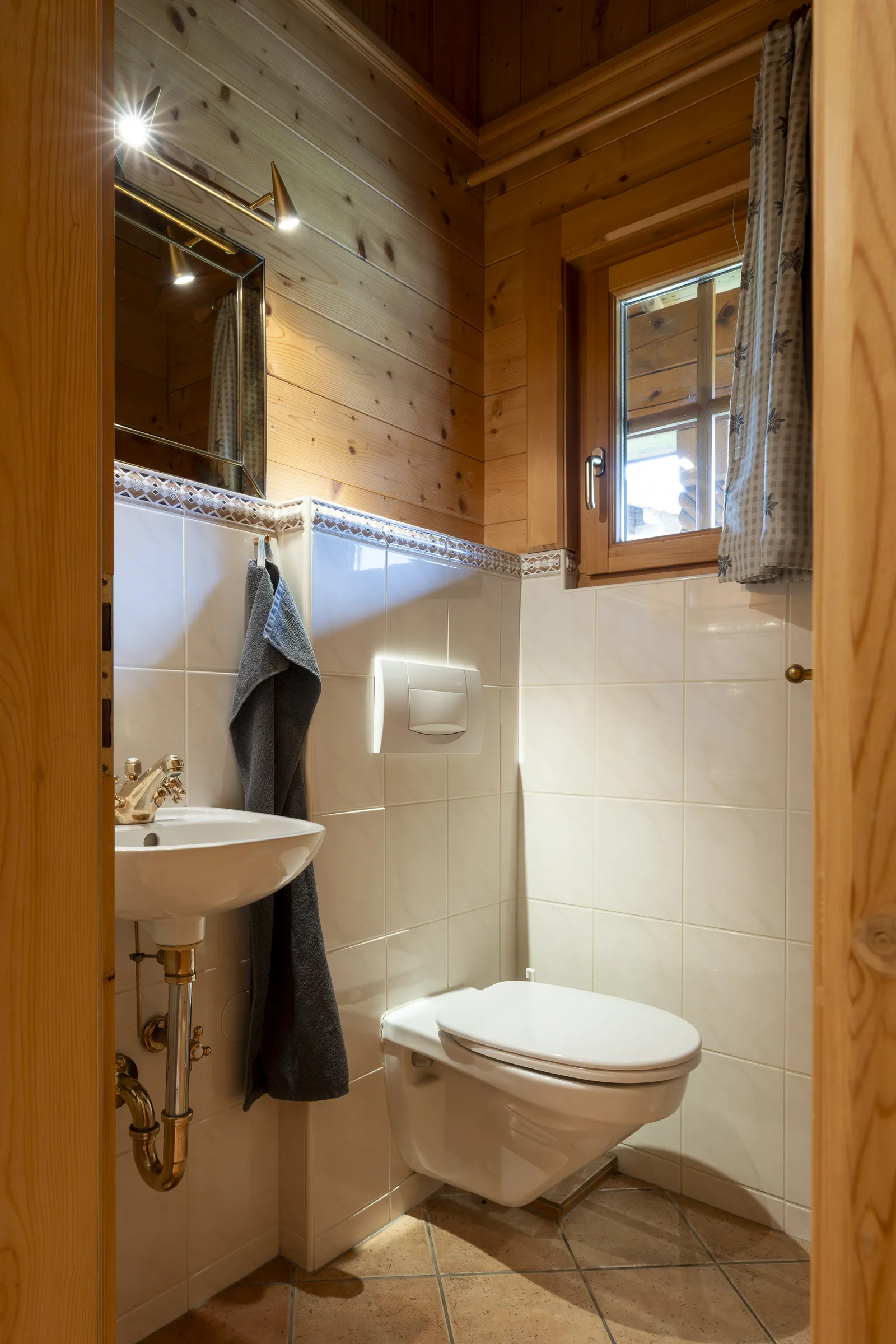 Badezimmer im Tirolerhaus Obergeschoss mit Waschbecken und WC