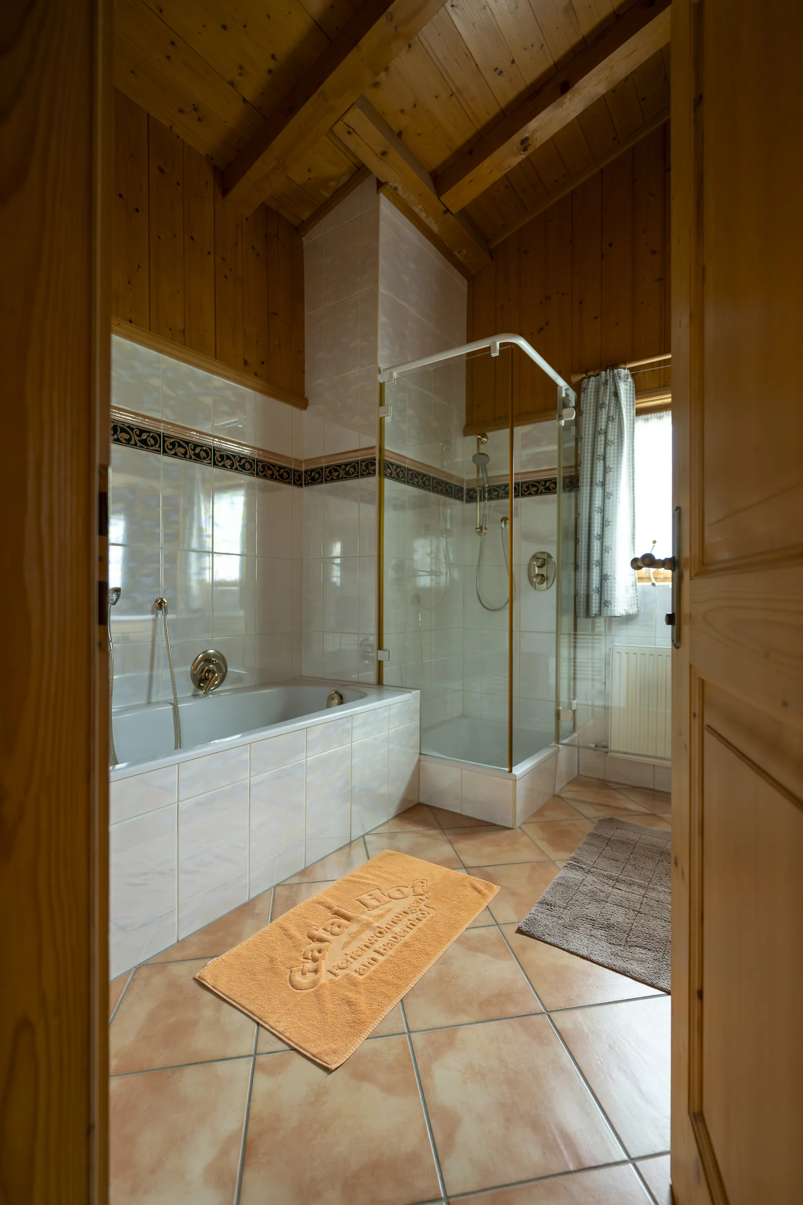 Badezimmer mit Badewanne im Tirolerhaus am Gafalhof