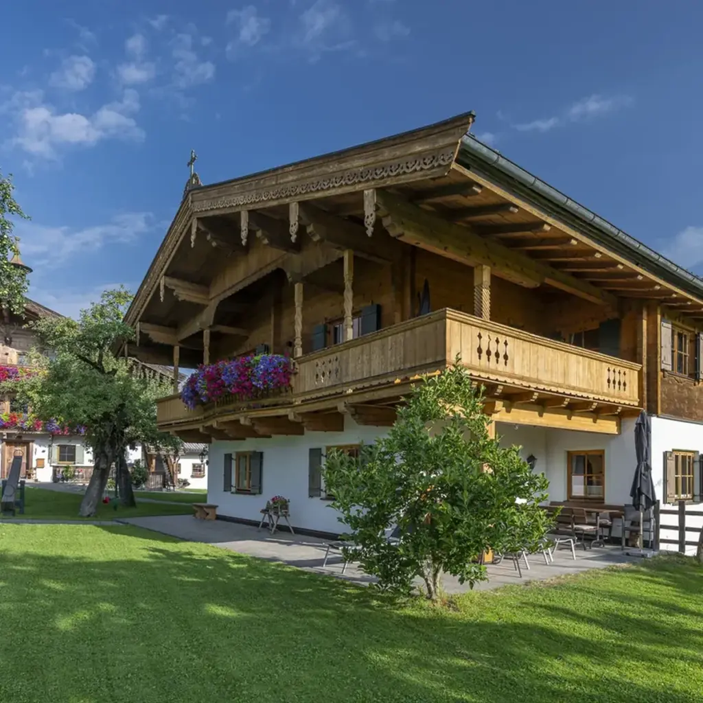 Das Tirolerhaus am Gafalhof mit seinem umlaufenden Holzbalkon